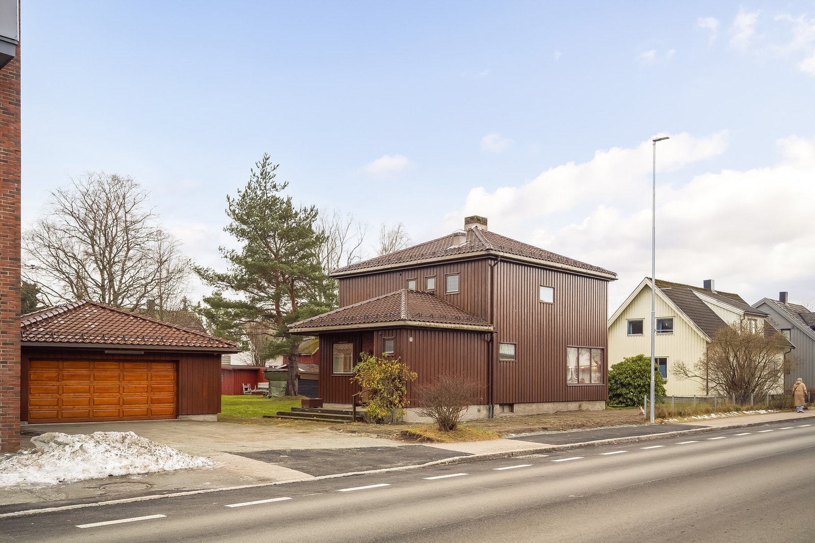 PrivatMegleren v/Torstein Nordby har gleden av å presentere en flott eiendom beliggende i Stjørdal sentrum. Dette er en enebolig med stor tomt på 1,1 mål og ligger midt i kjernen av Stjørdal sentrum. Galleribilde