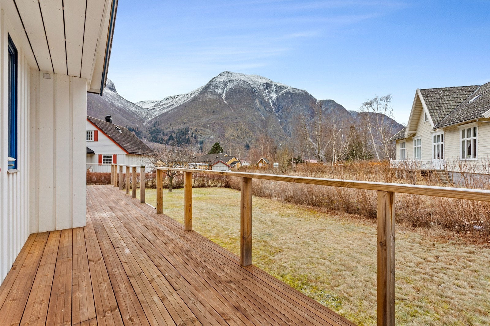 Den store hagen gir god boltreplass for store og små. Galleribilde