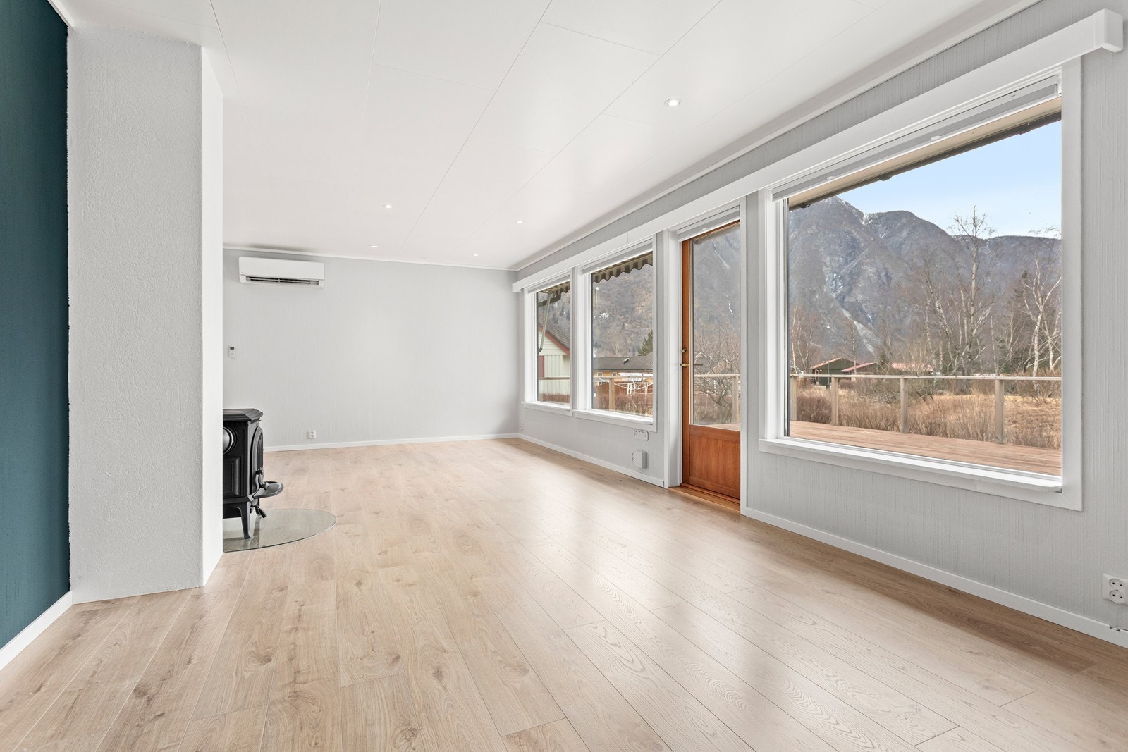 Det er installert både varmepumpe og vedomn som gir eit godt inneklima året rundt. Galleribilde