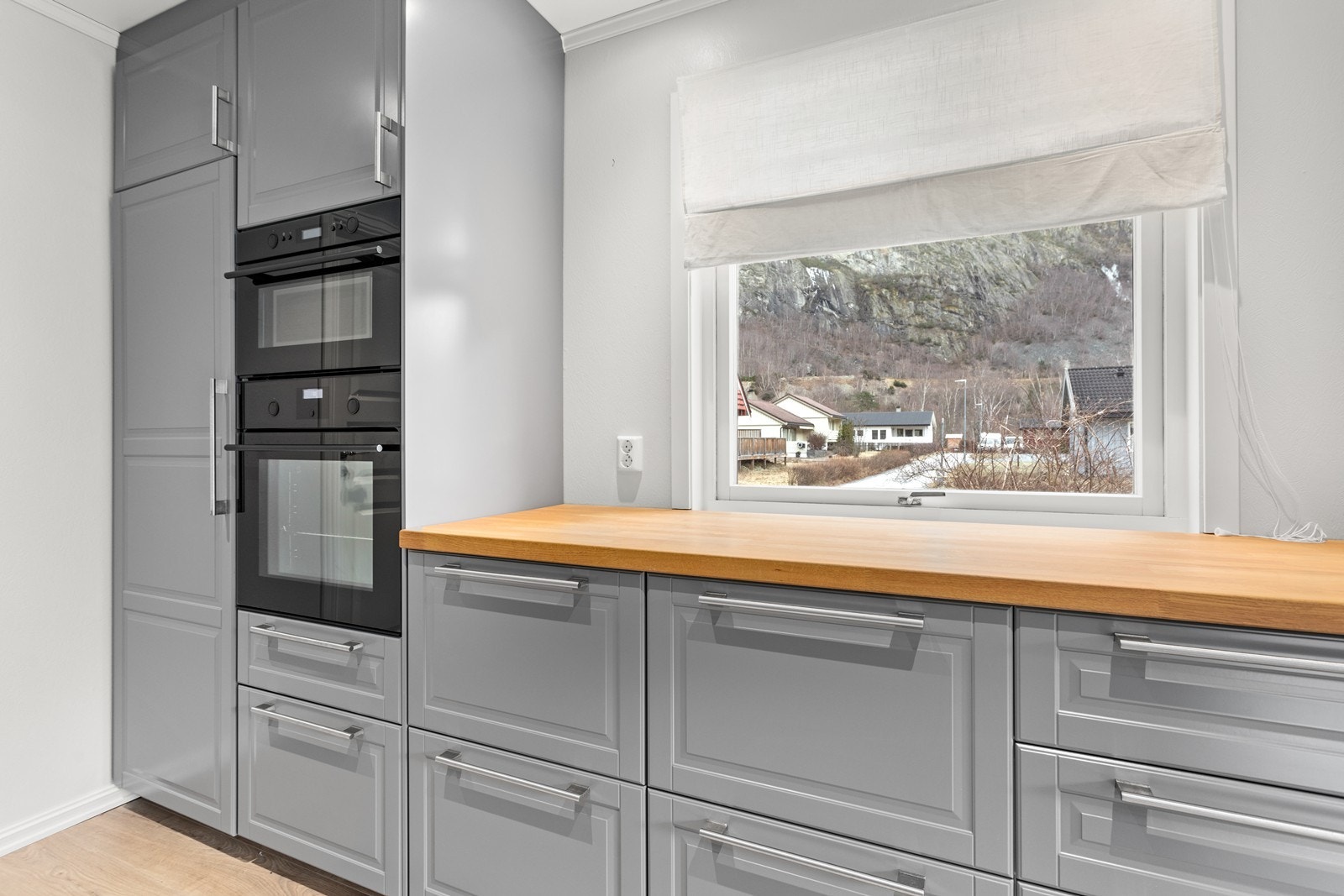 Kjøkkenet har godt med skap- og benkeplass. Galleribilde