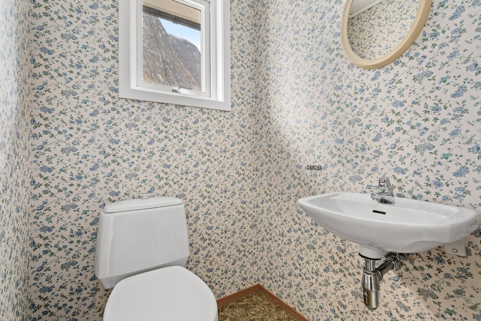 Toalettrom med enkel servant og toalett. Galleribilde