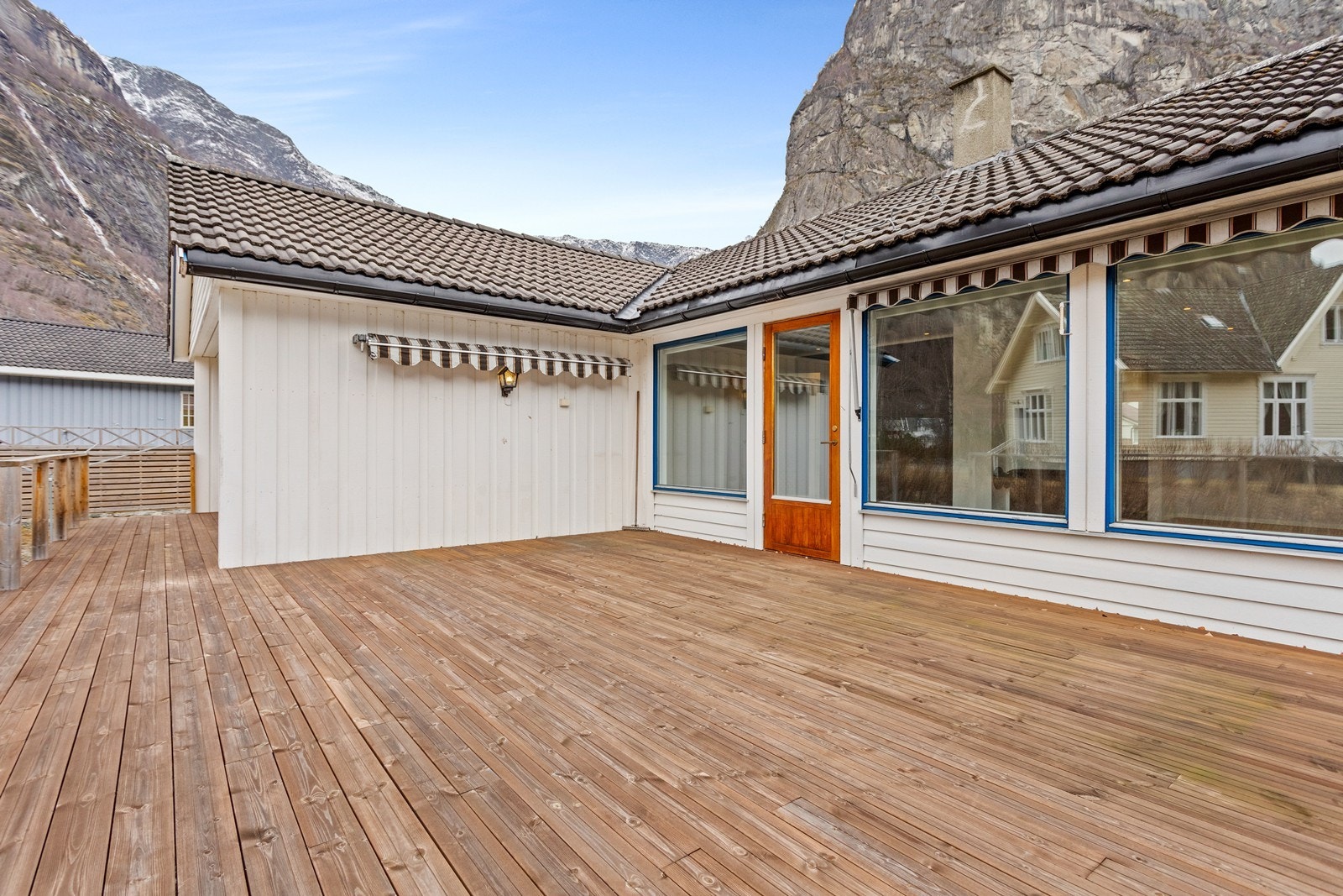 Frå stova er det utgang til stor veranda og vidare tilkomst til hage. Galleribilde