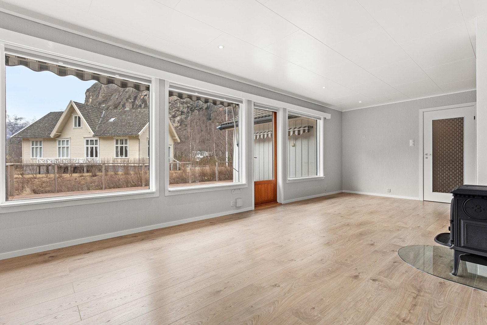 Store vindaugsflater i stova gjev eit fint utsyn og slepp inn rikeleg med naturleg lys. Galleribilde