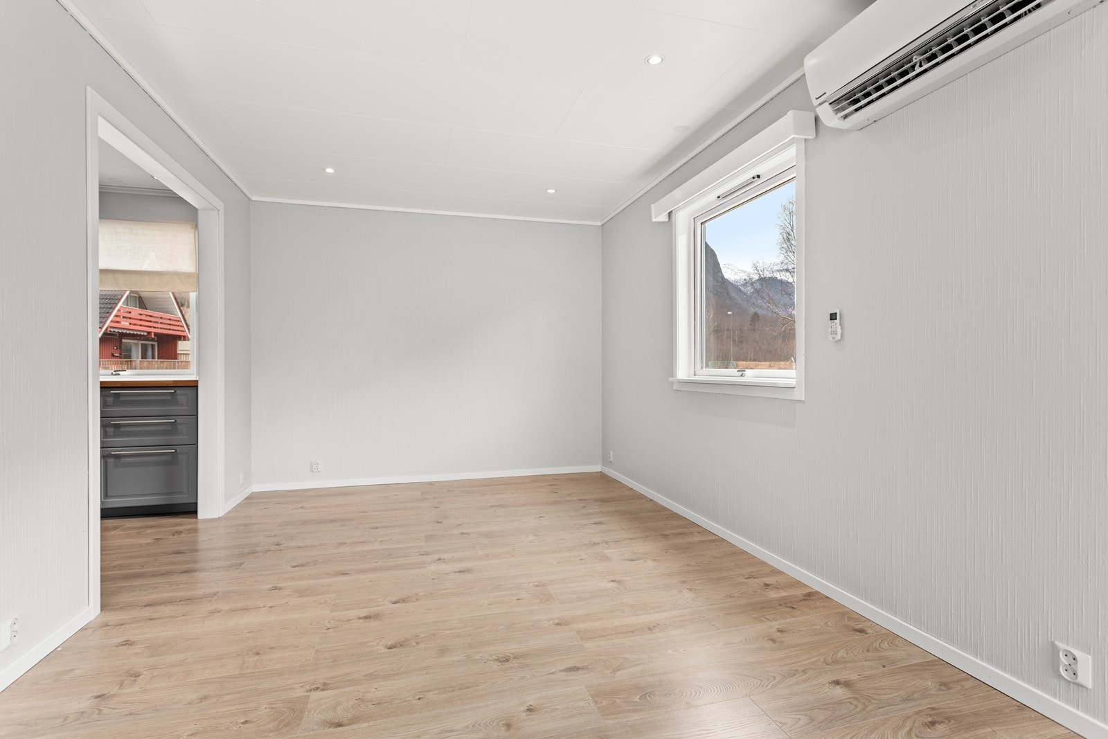 God plass til stort spisebord i tilknytning til kjøkkenet. Galleribilde