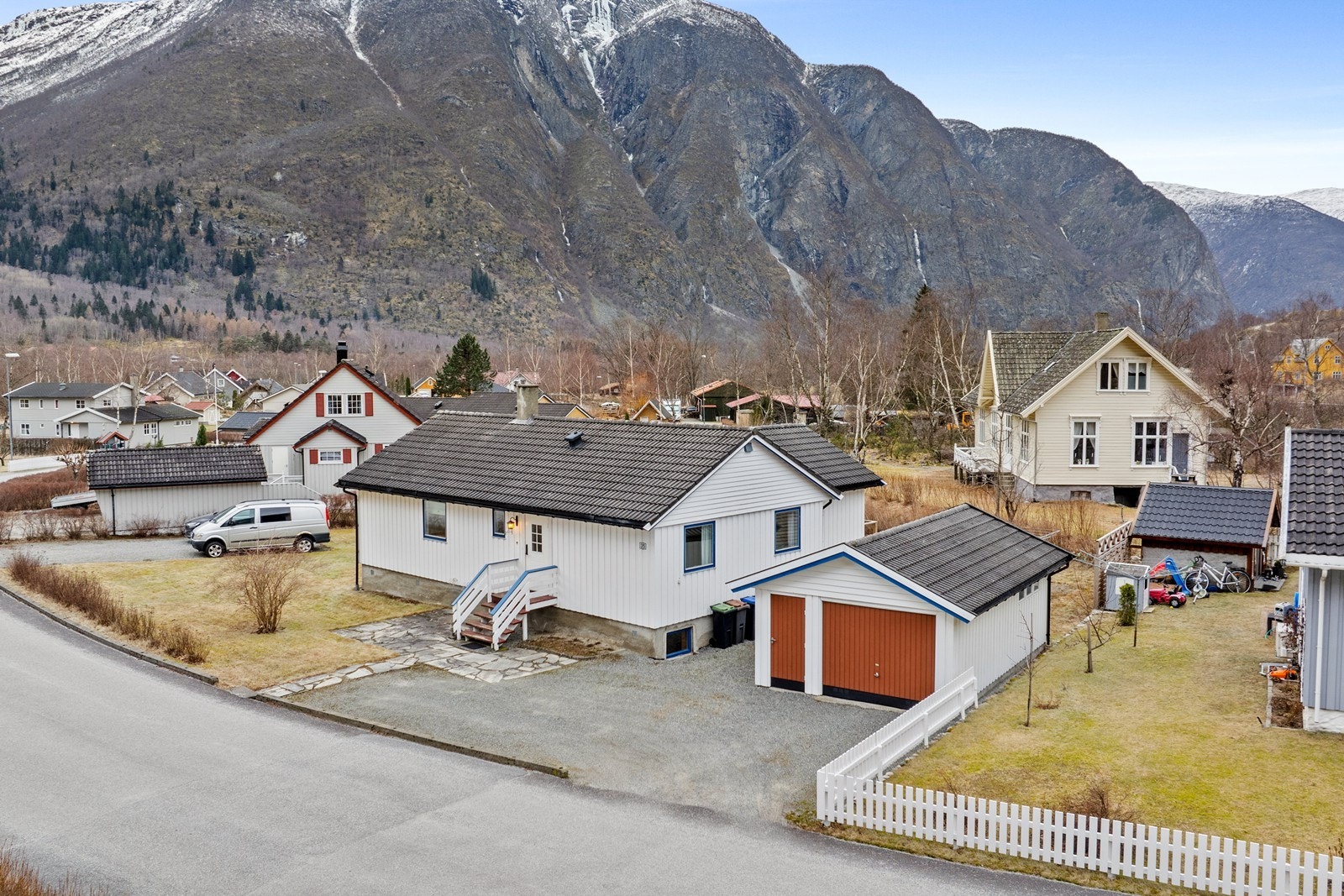 Eigedomen inneheld både bustadhus og garasje. Galleribilde