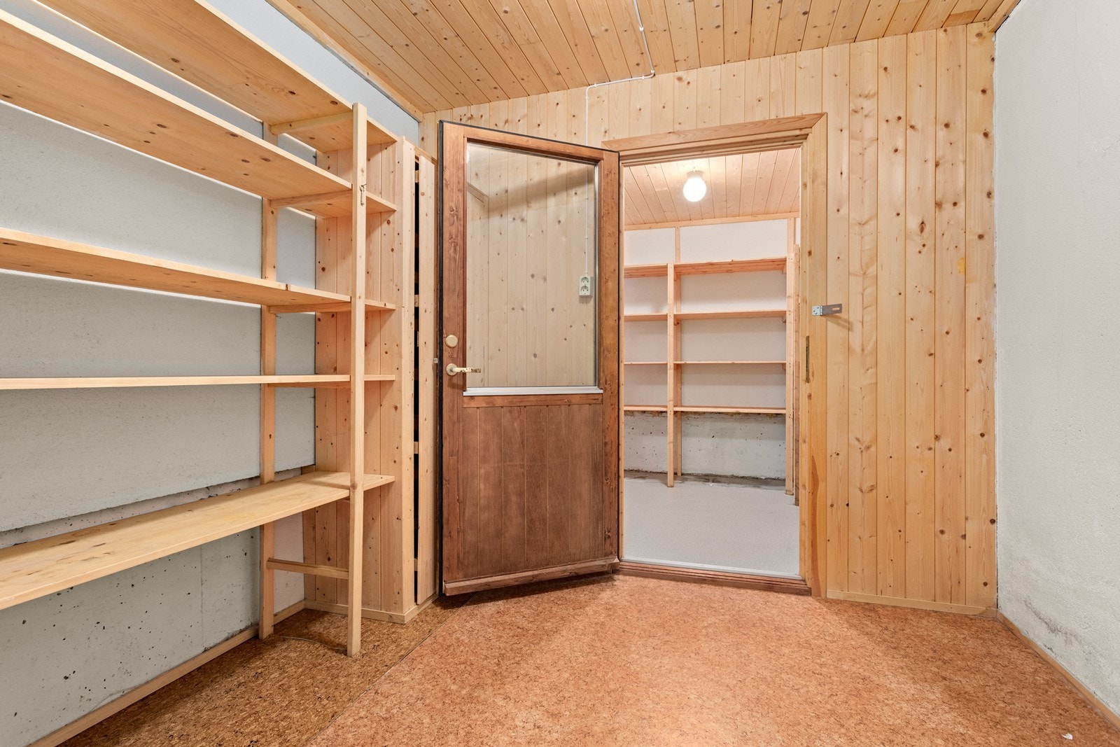 Godt med bodplass og praktiske plassbygde hyller. Galleribilde