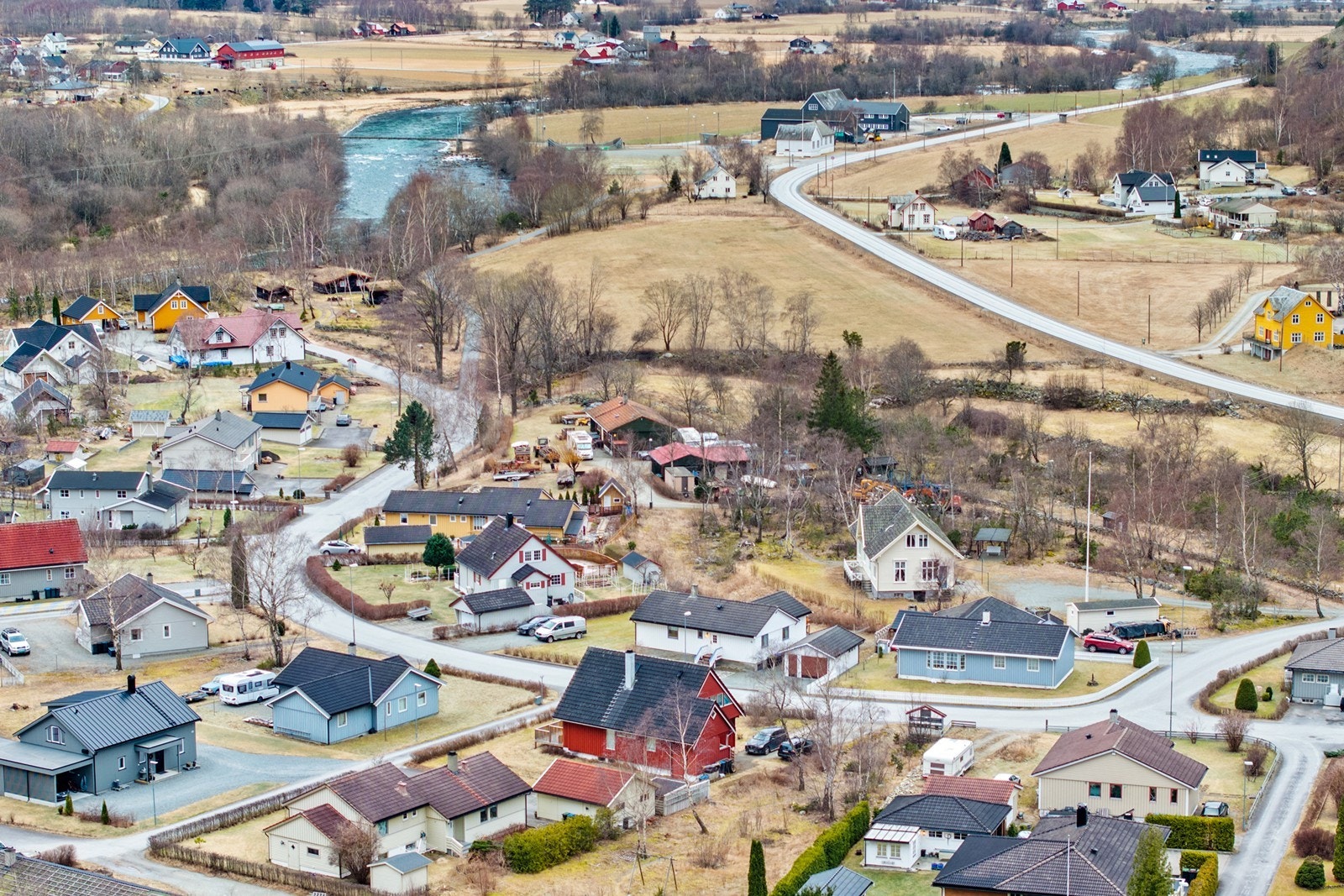 Saltkjelen bustadfelt har landleg og usjenert beliggenheit på Ljøsne i Lærdal. Galleribilde