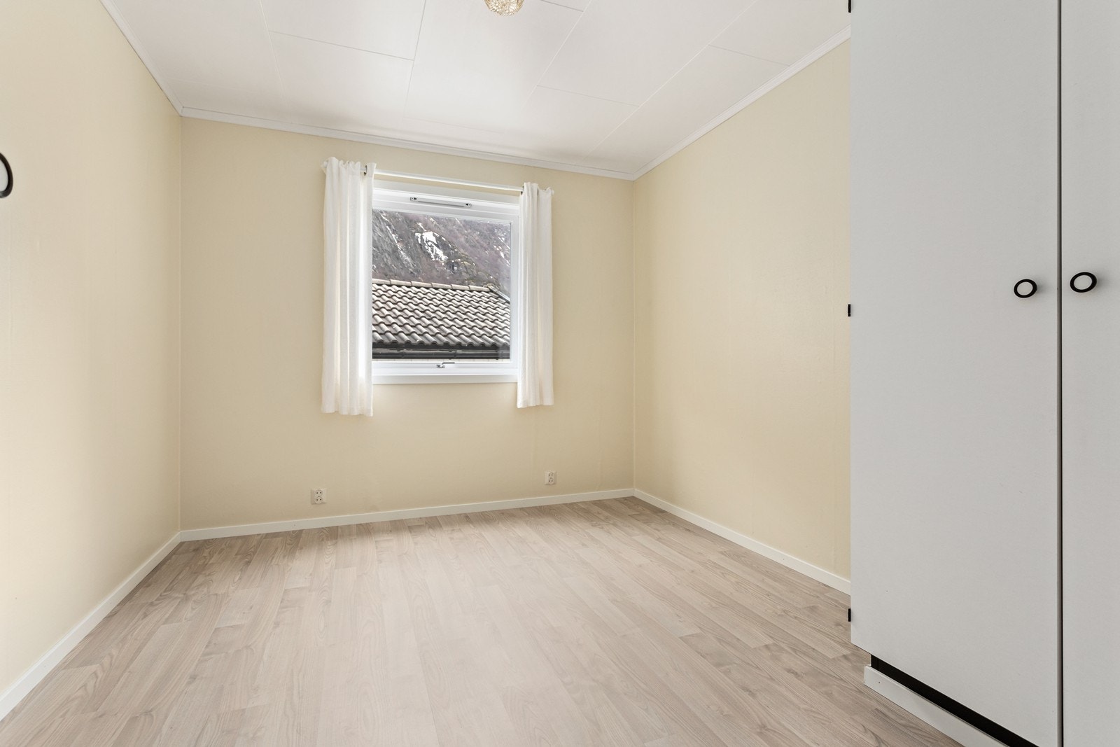 Soverom med garderobeskap. Galleribilde