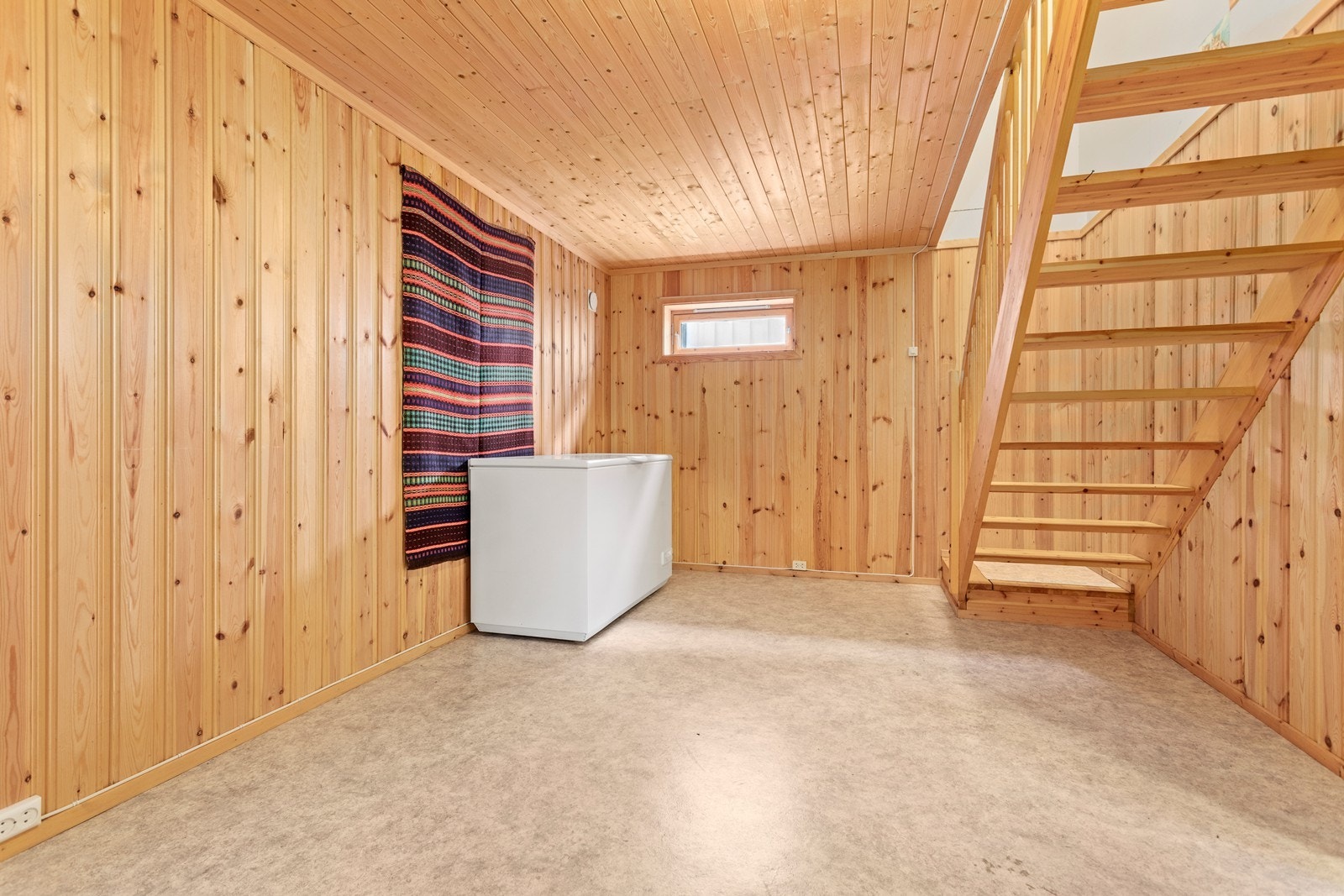 Bustaden er oppført i 1982 og framstår som velholdt og med normal standard frå oppføring. Galleribilde