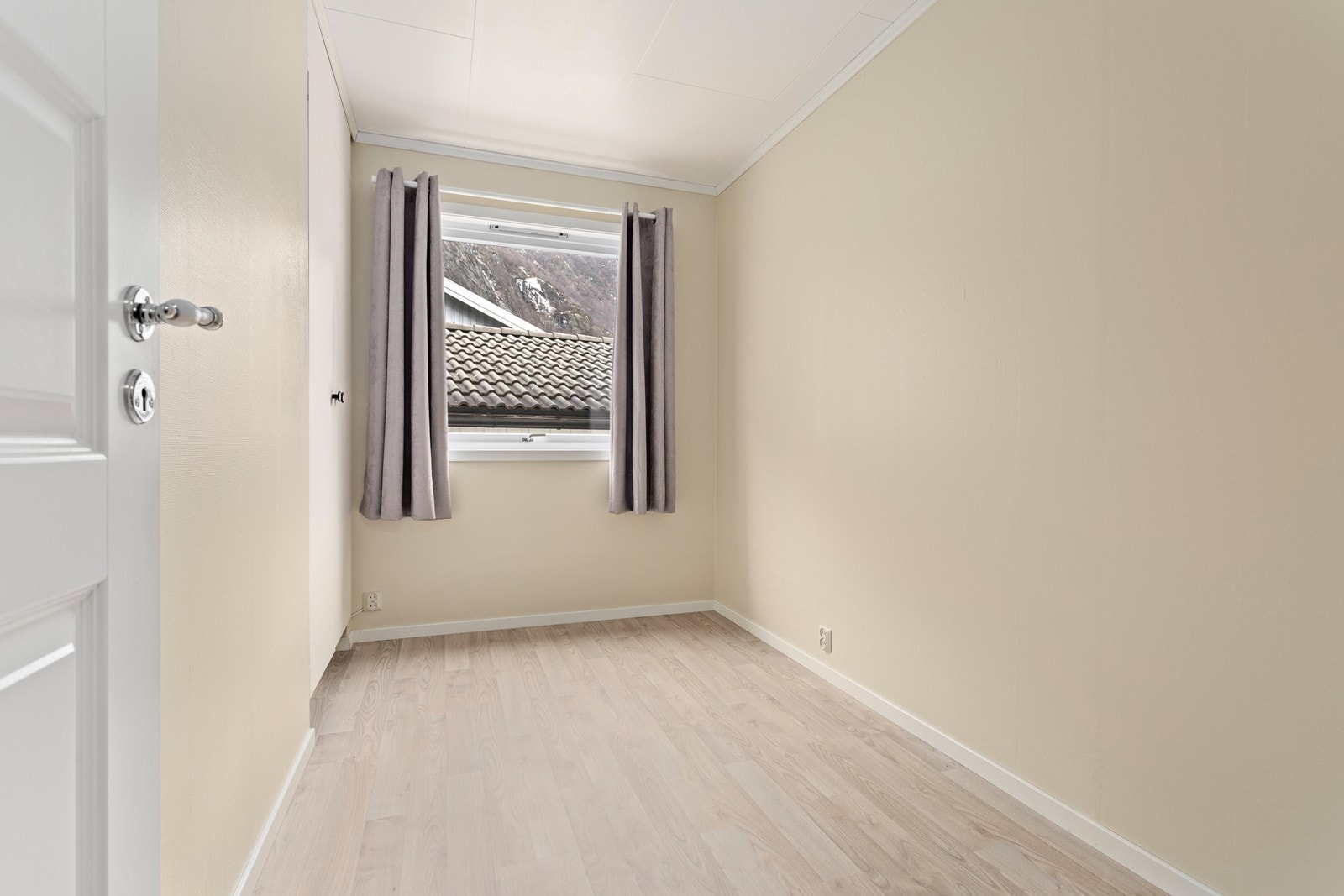 Det er tre gode soverom som alle ligg fint samla i 1. etasje. Galleribilde