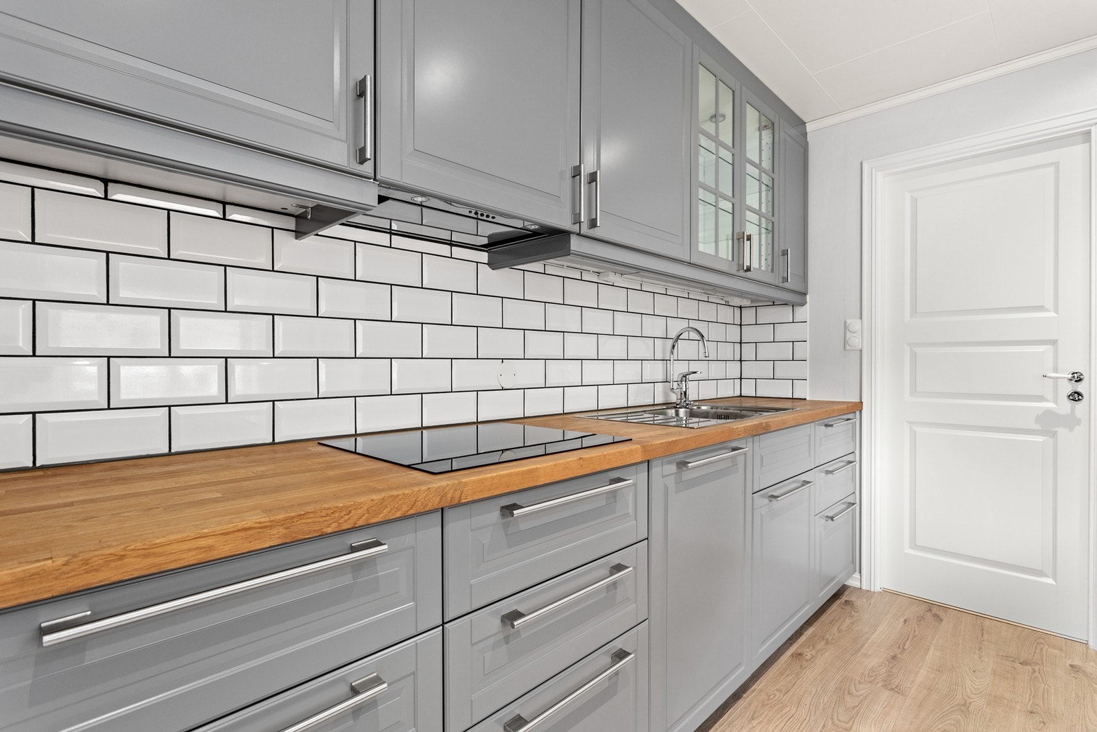 Integrerte kvitevarer i form av platetopp, steikeomn, mikrobølgeomn, oppvaskmaskin og kjøl/fryseskap medfølger. Galleribilde