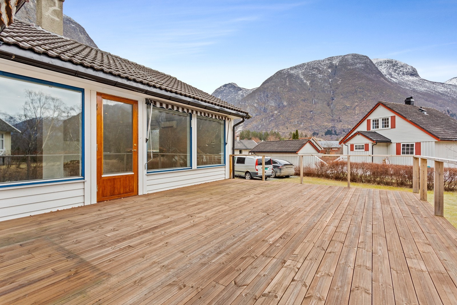 Her er det plass til det ein måtte ønske av utemøblement. Galleribilde