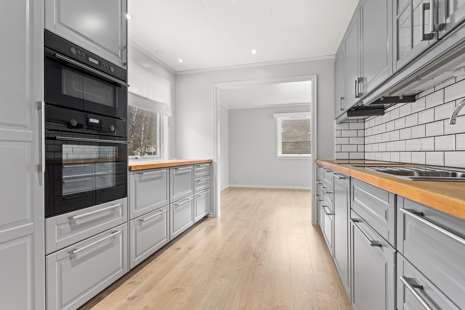 Flott, klassisk kjøkkeninnreiing med profilerte frontar og benkeplate i heiltre. Galleribilde