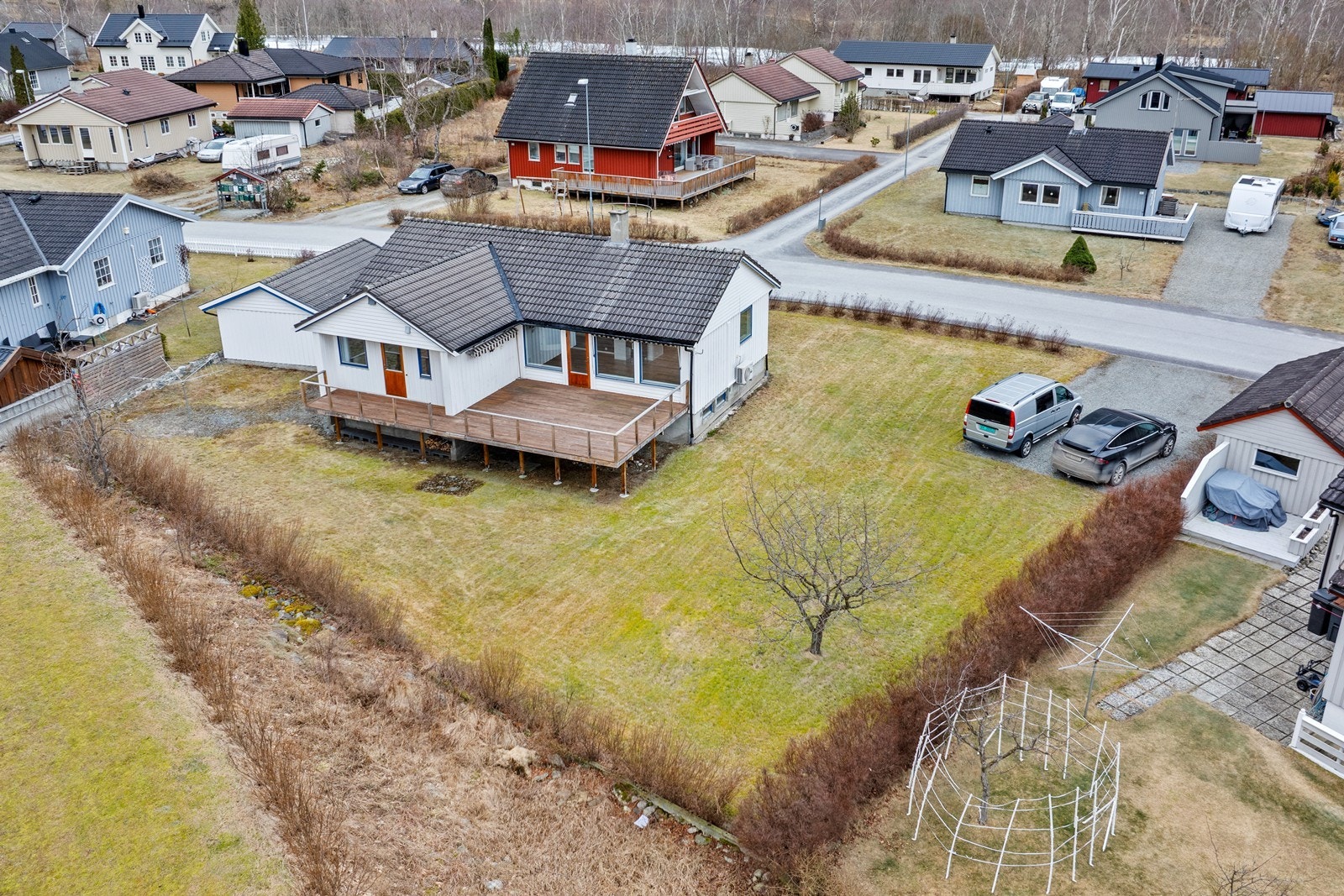 Ein flott eigedom med einebustad over to plan og garasje. Galleribilde