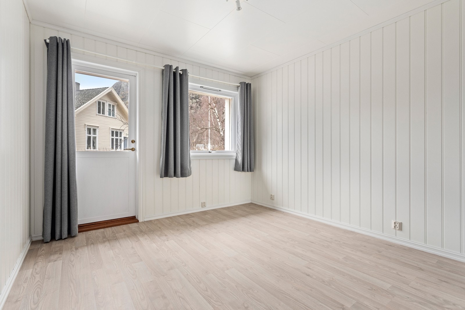 Hovudsoverommet er romsleg med utgang til veranda. Galleribilde