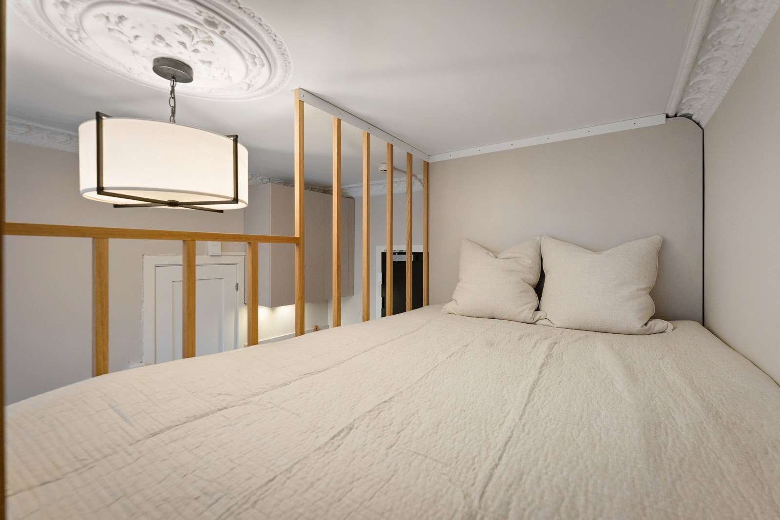 Hems med seng, madrass og overmadrass følger med Galleribilde