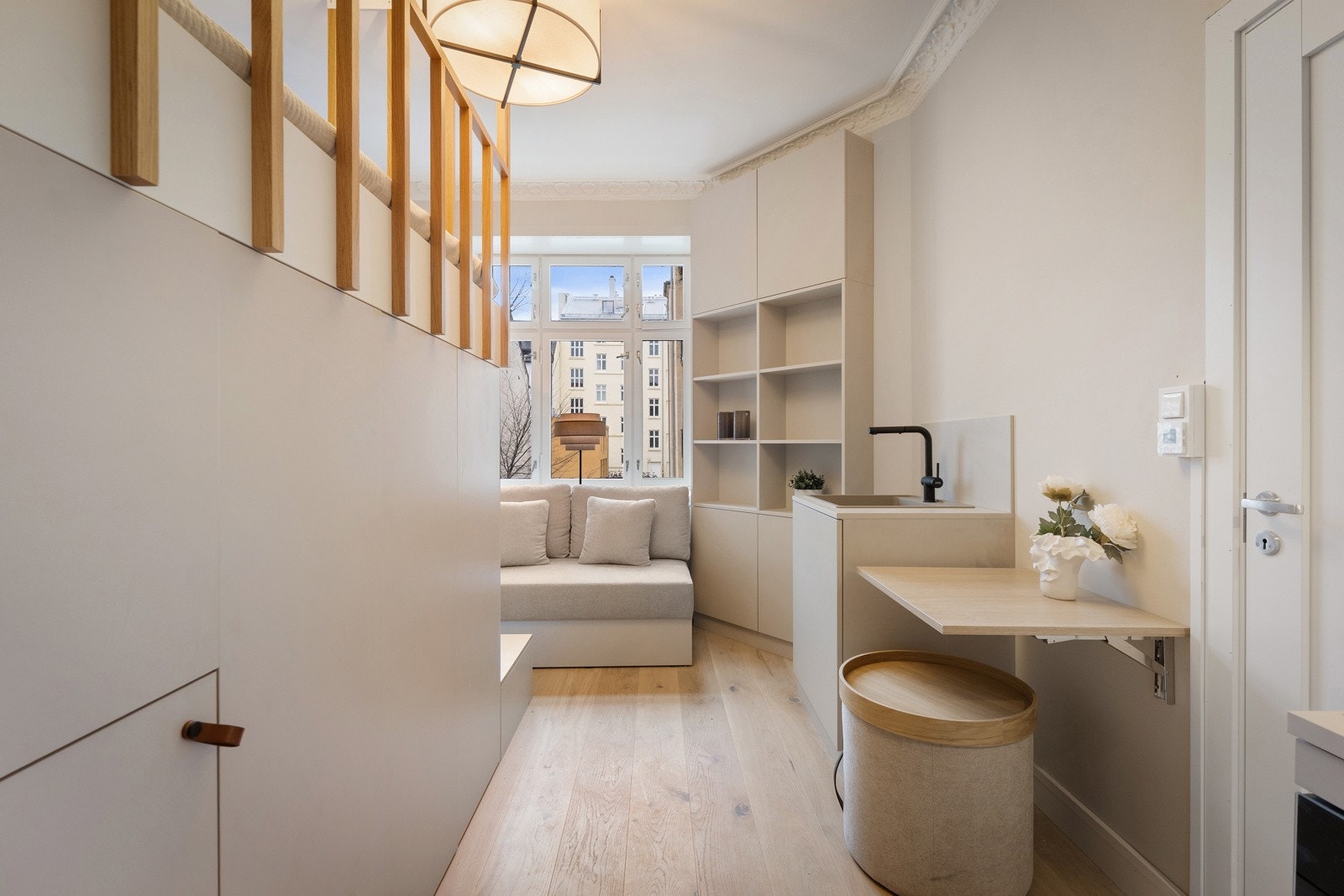 Hver eneste kvadratmeter i leiligheten er gjennomtenkt, med plassbygde møbler - nøye utnyttet for å gi deg dobbelt så mye plass og maksimal funksjonalitet Galleribilde