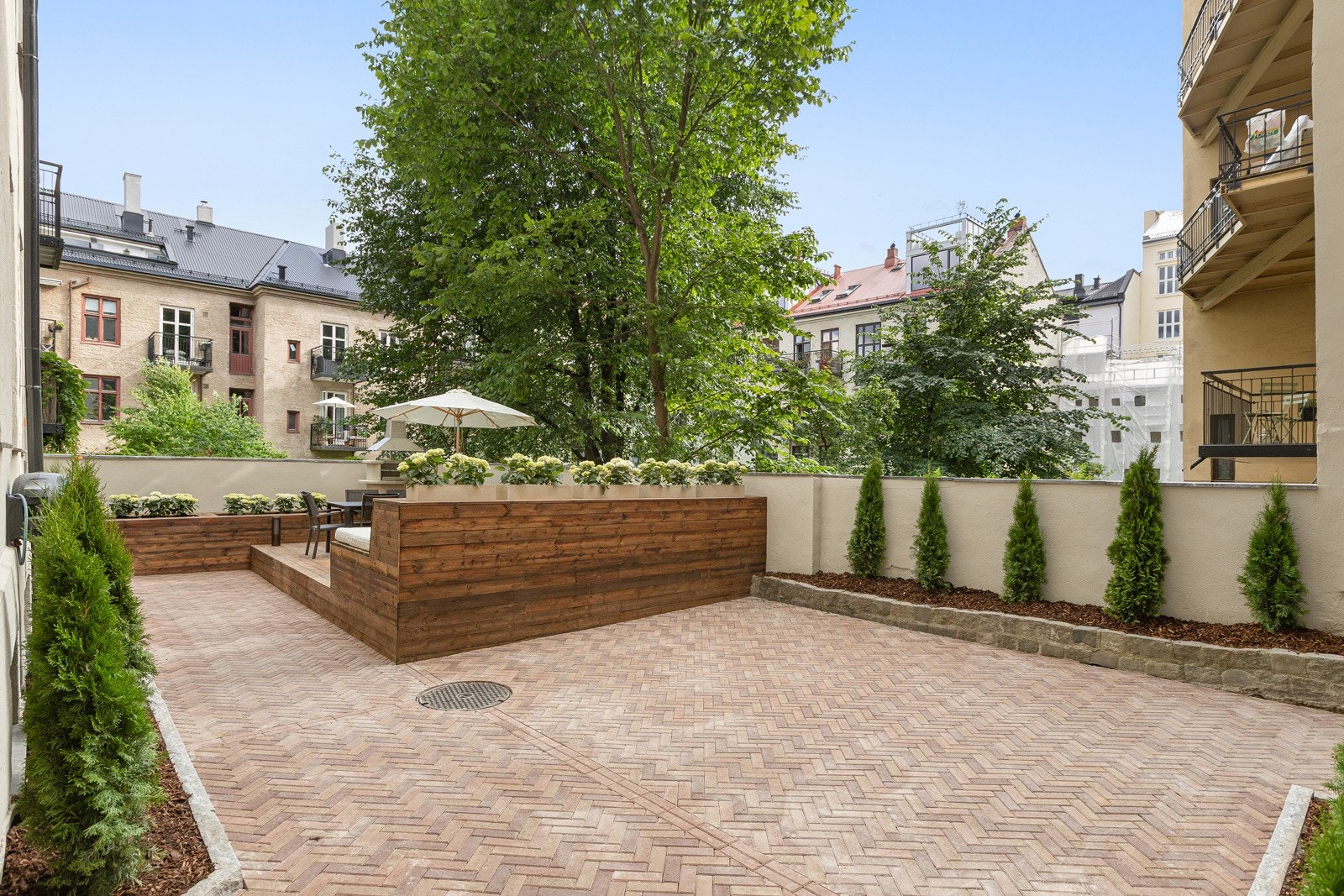 Videre følger en mindre opparbeidet bakgård med område for sykkelparkering, og mulighet for renhold av sykkel og annet utstyr Galleribilde