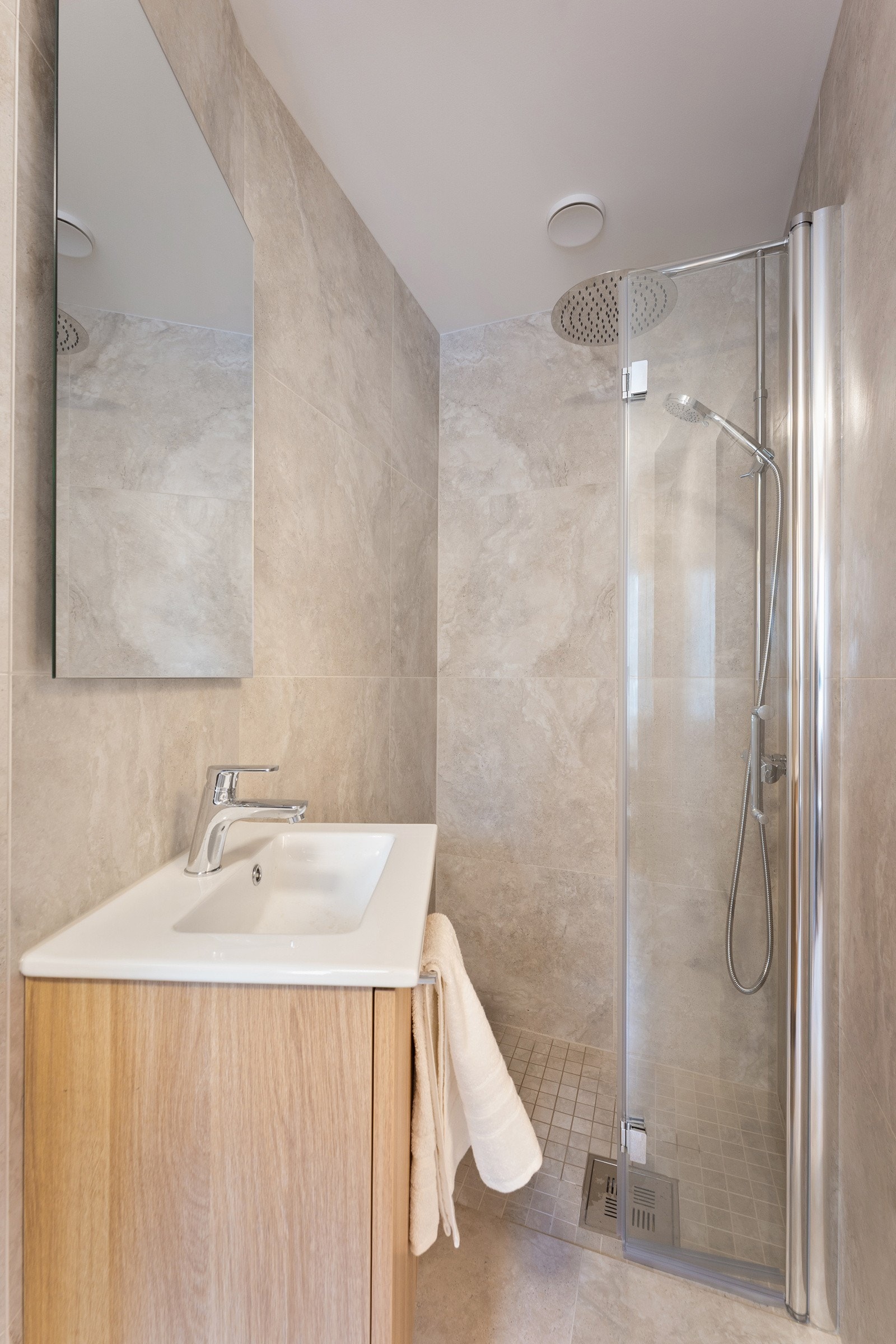 Lekkert flisvalg og moderne baderomsmøblement Galleribilde