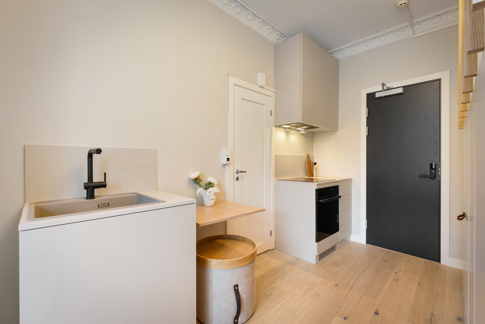 Praktisk utformet kjøkken utført i glatte fronter med moderne fargevalg - fra 2025 levert av Kvik Galleribilde