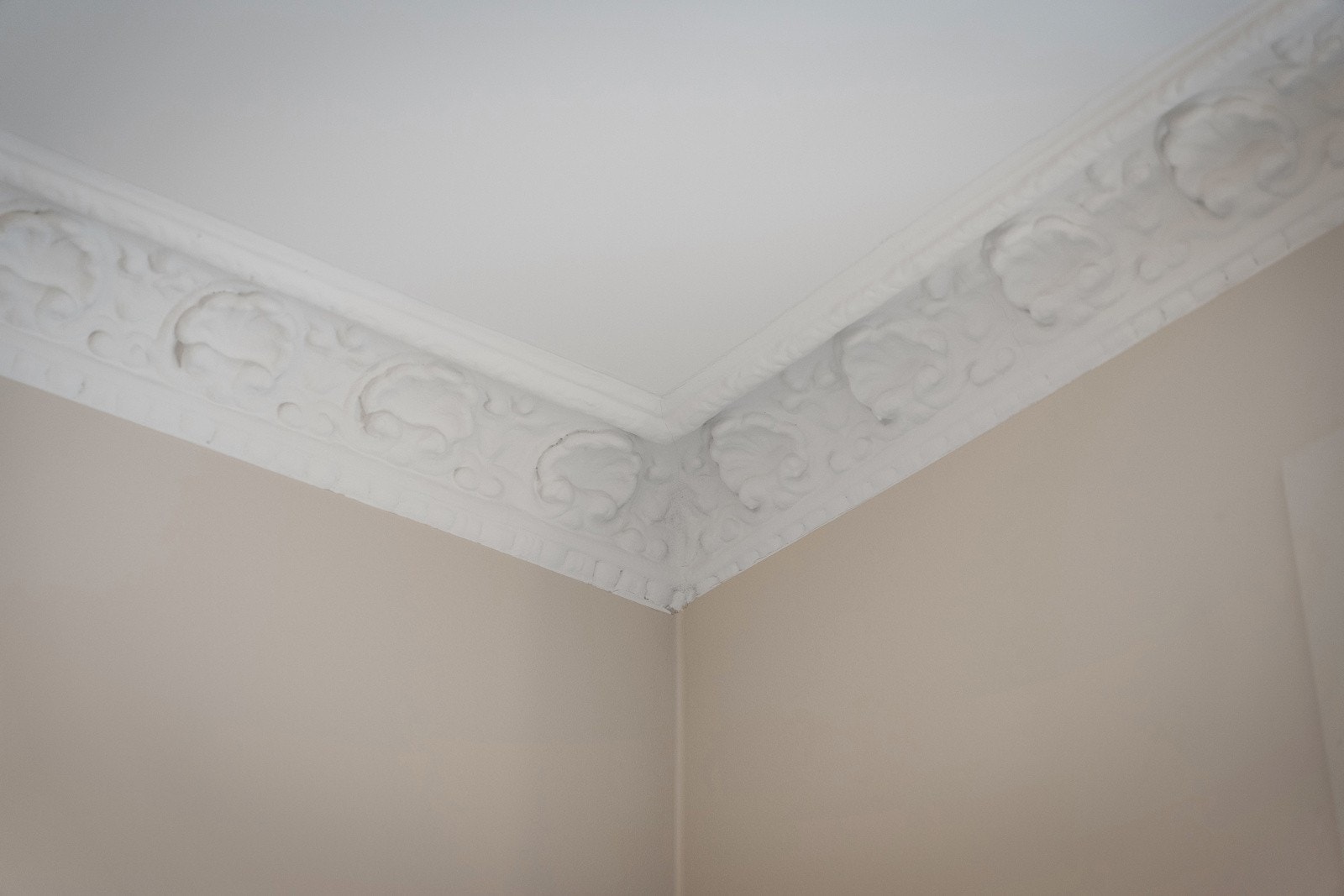 Klassiske detaljer som stukkatur og rosett Galleribilde