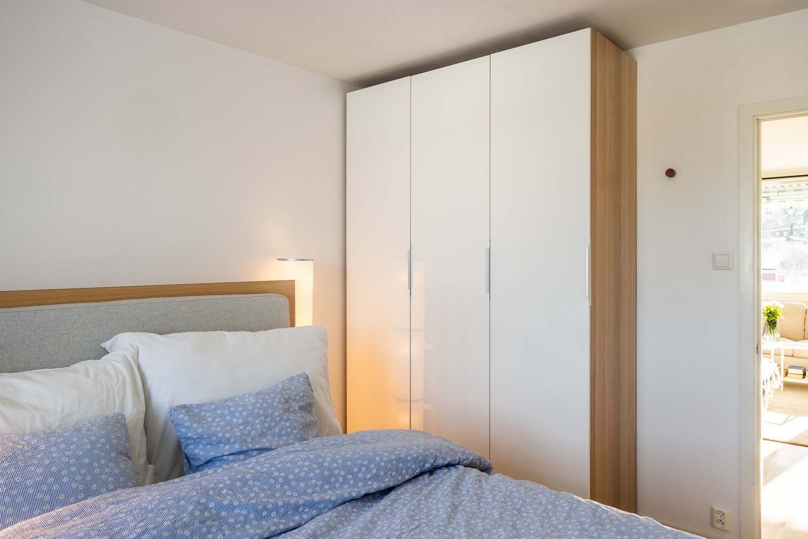 Lagringsrike garderobeskap på alle soverom medfølger handelen. Galleribilde