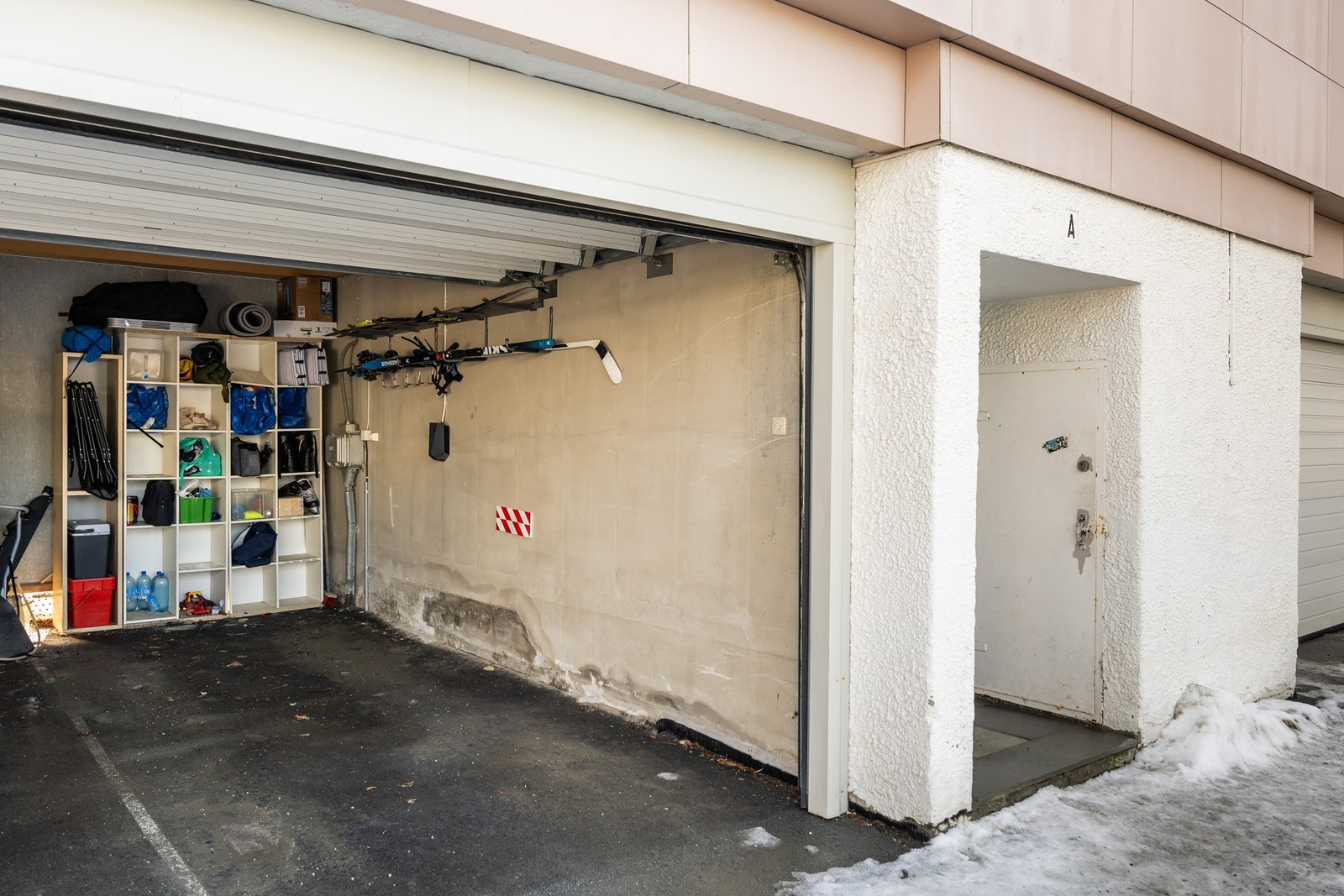 Leiligheten disponerer ekstern bod og privat garasjeplass med el-lade like ved oppgangen. Galleribilde