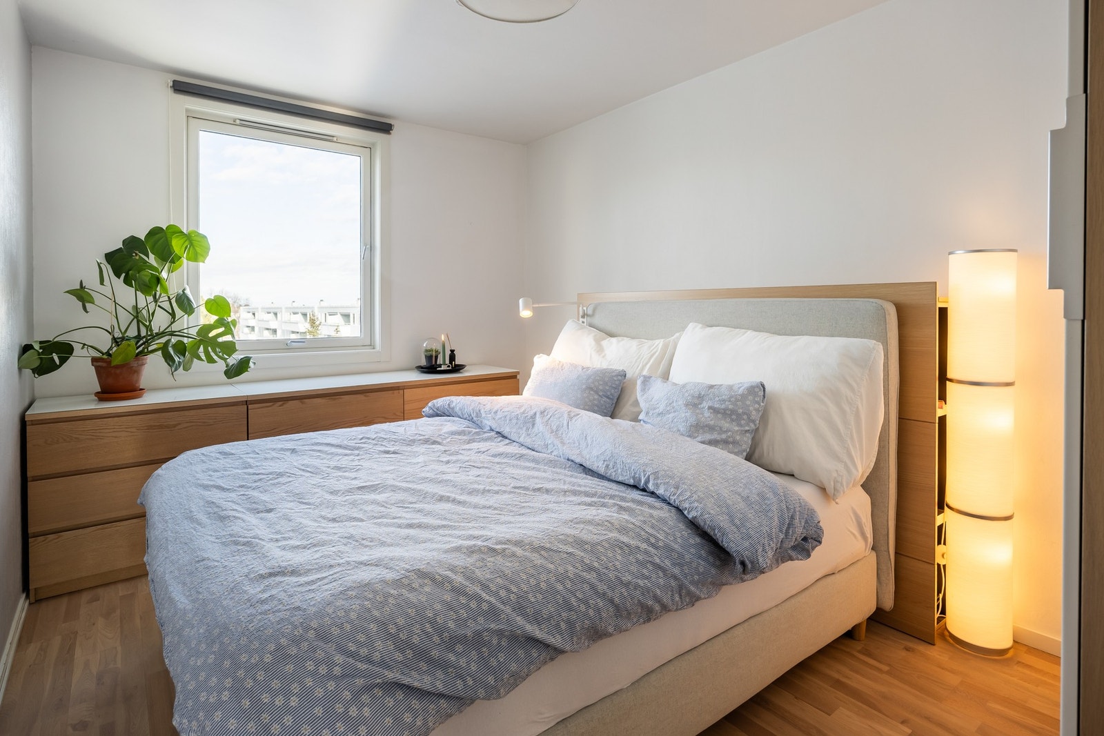 Romslig hovedsoverom på ca. 11,5 kvm. Her har du plass til dobbeltseng, kontor, og garderobeløsning. Galleribilde