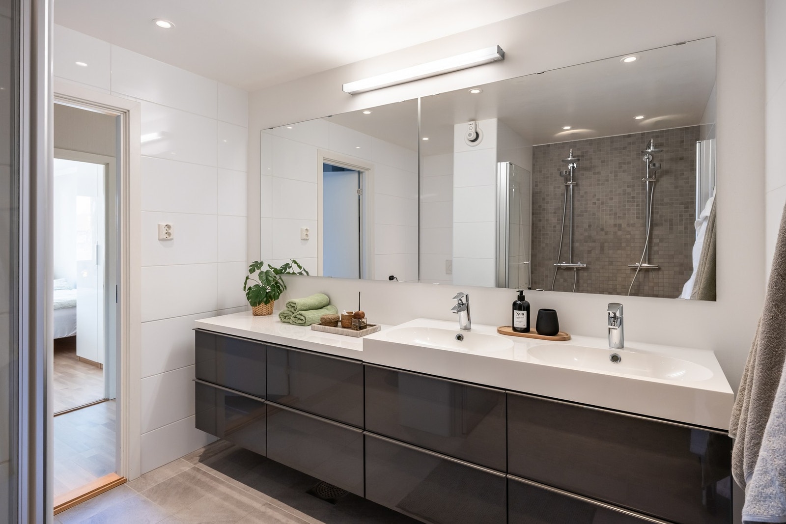 Dobbelservant med romslig innredning og god lagring. Galleribilde