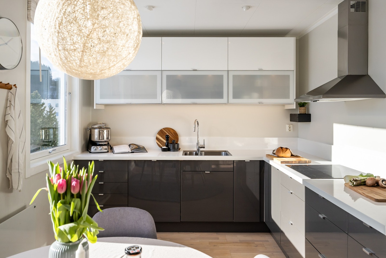 Oppgradert kjøkken fra 2013, med glatte fronter og laminat benkeplate. Galleribilde