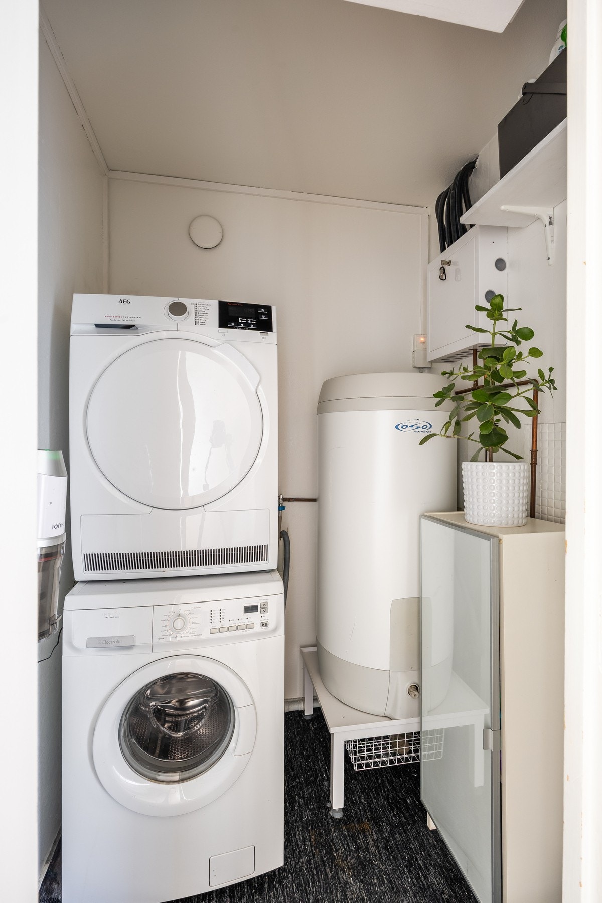 Praktisk med separat vaskerom vegg i vegg med badet, delvis oppgradert i 2013. Galleribilde