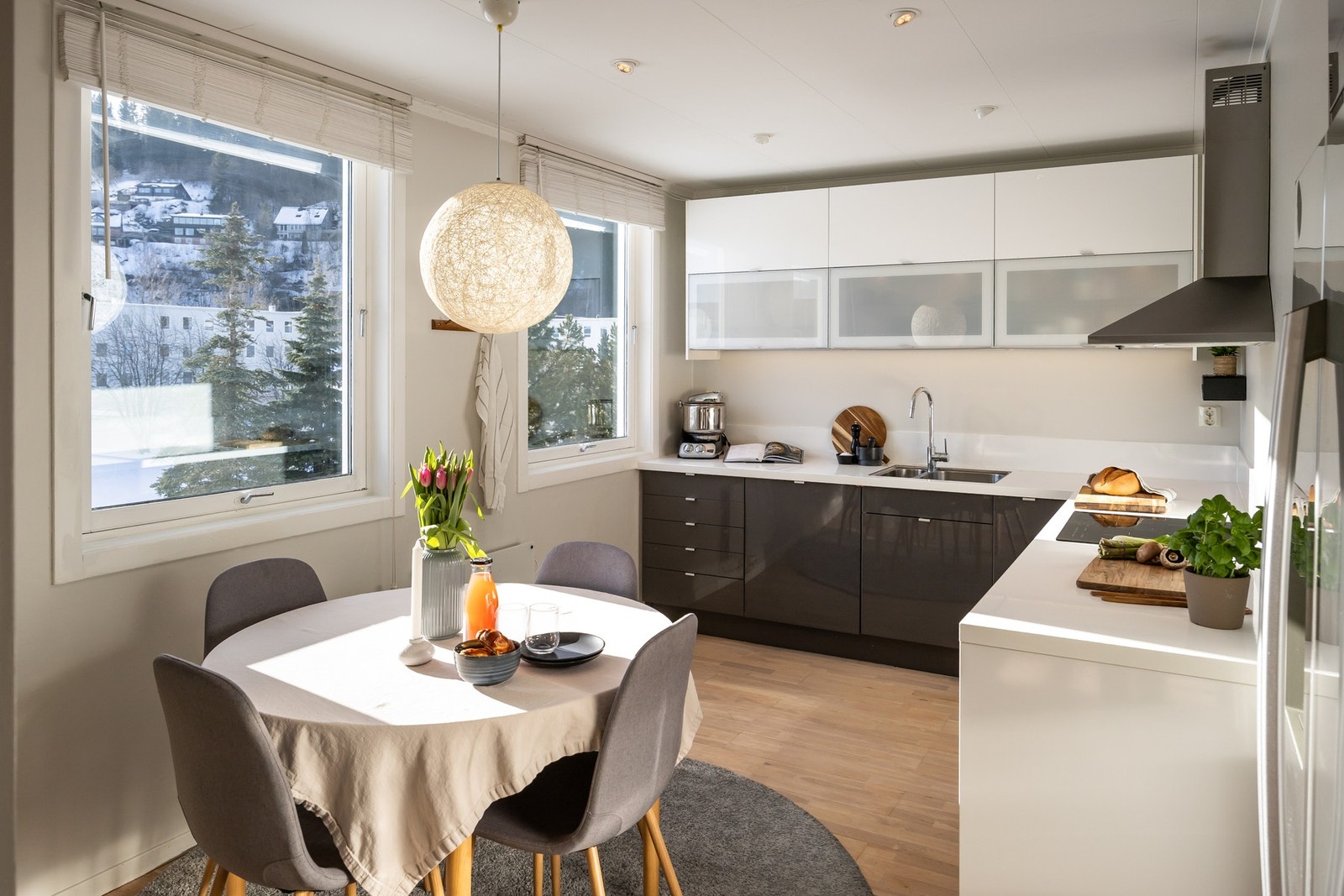 I tilknytning stue ligger adskilt kjøkken og spiseareal på 13 kvm. Galleribilde