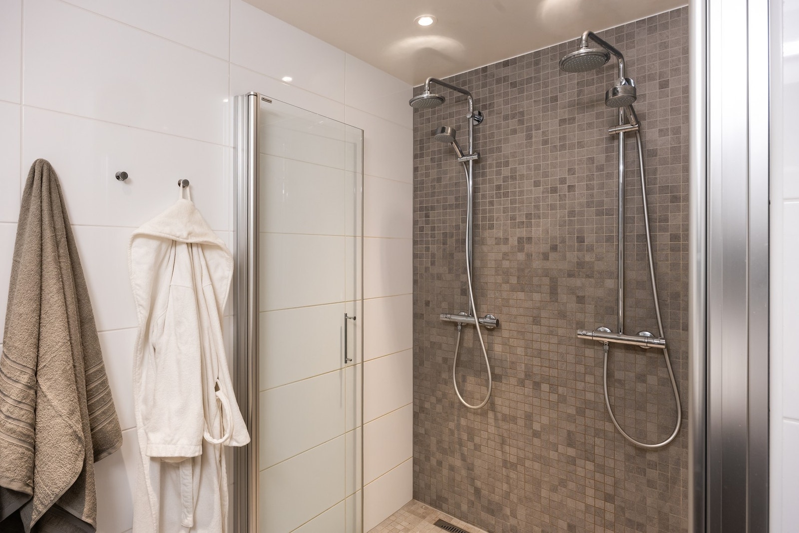 Velutsyrt med dobbeldusj, vegghengt toalett, elektrisk vifte og gulvvarme. Galleribilde