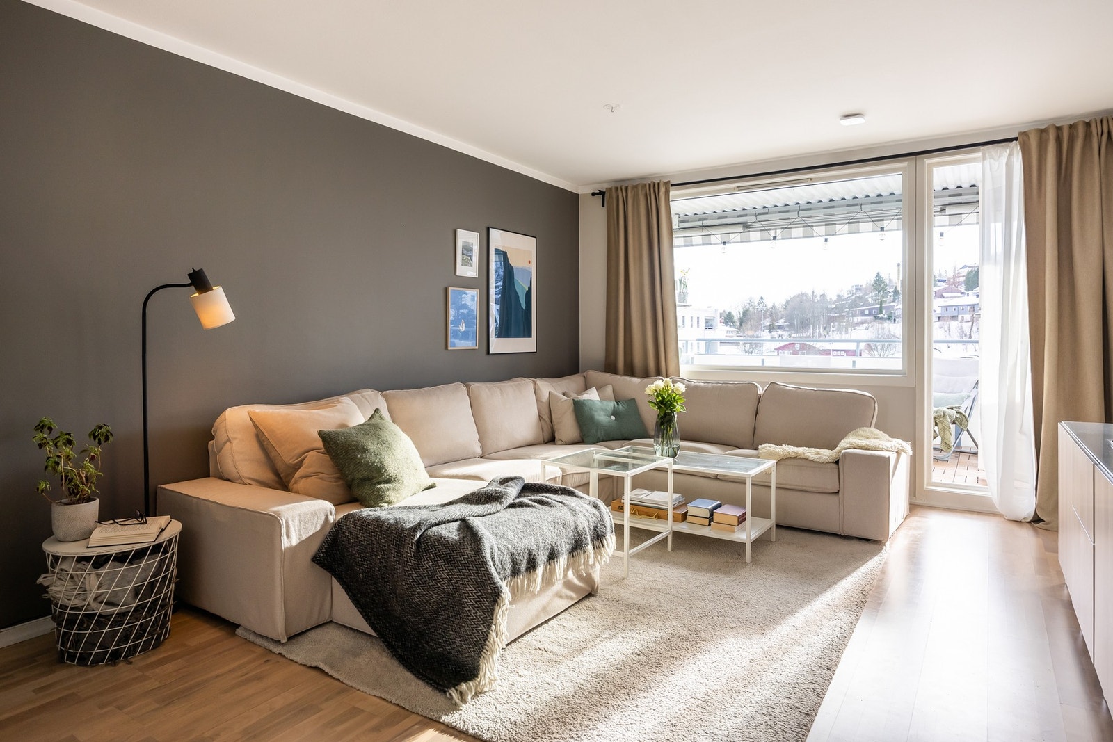 Lys og åpent stueareal på ca 21,5 kvm, med direkte utgang til terrassen. Galleribilde