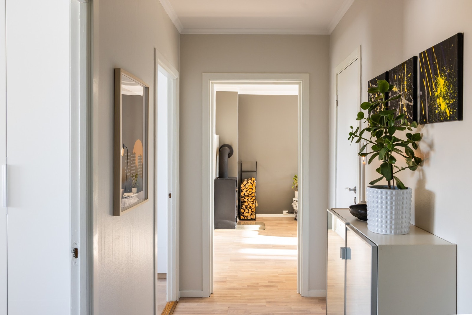 Entreen måler ca. 6 kvm og har direkte adgang til baderom, vaskerom og soverom. Galleribilde