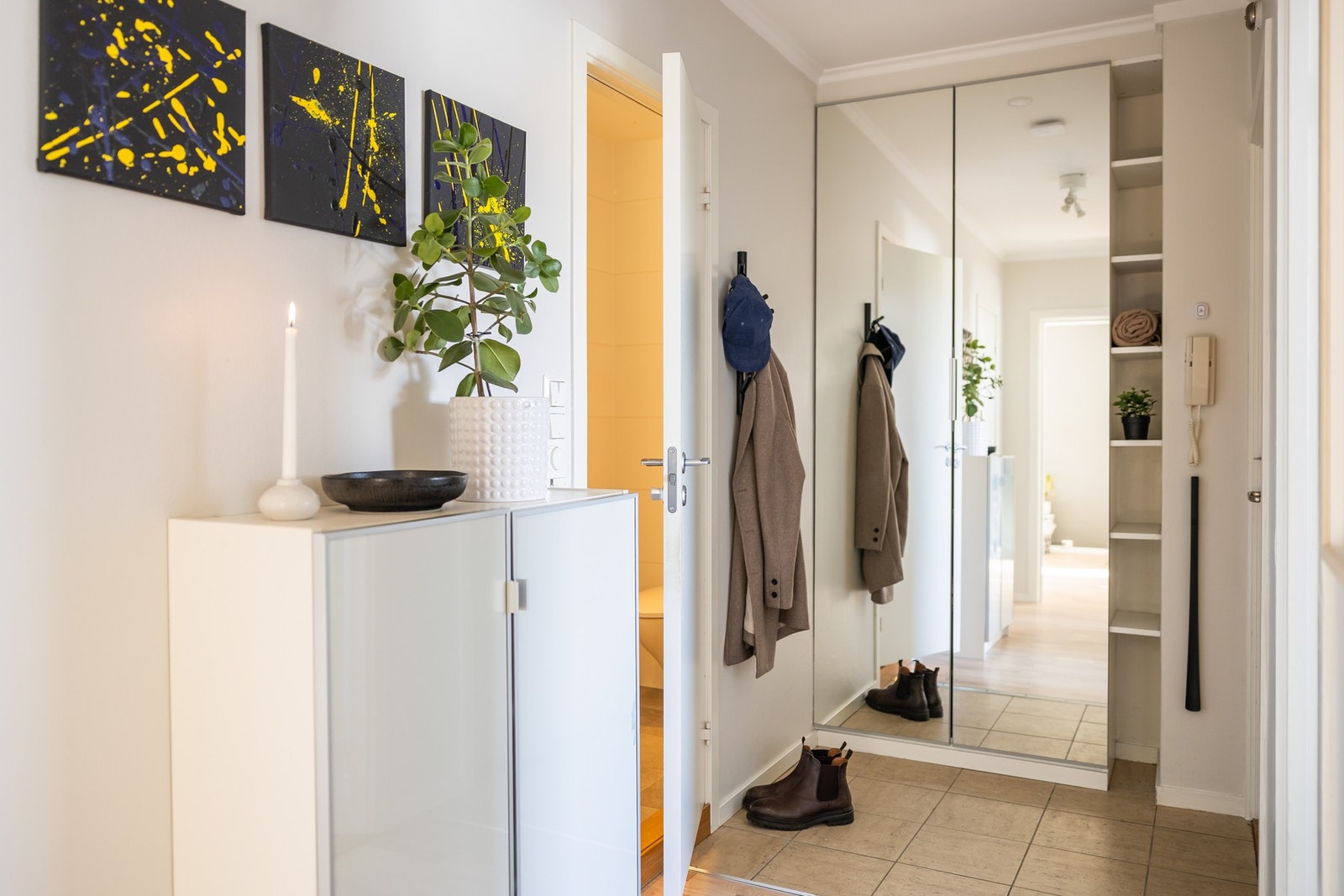 Flott entre med flislagt gulv med varme og praktisk garderobeløsning med helspeil. Galleribilde