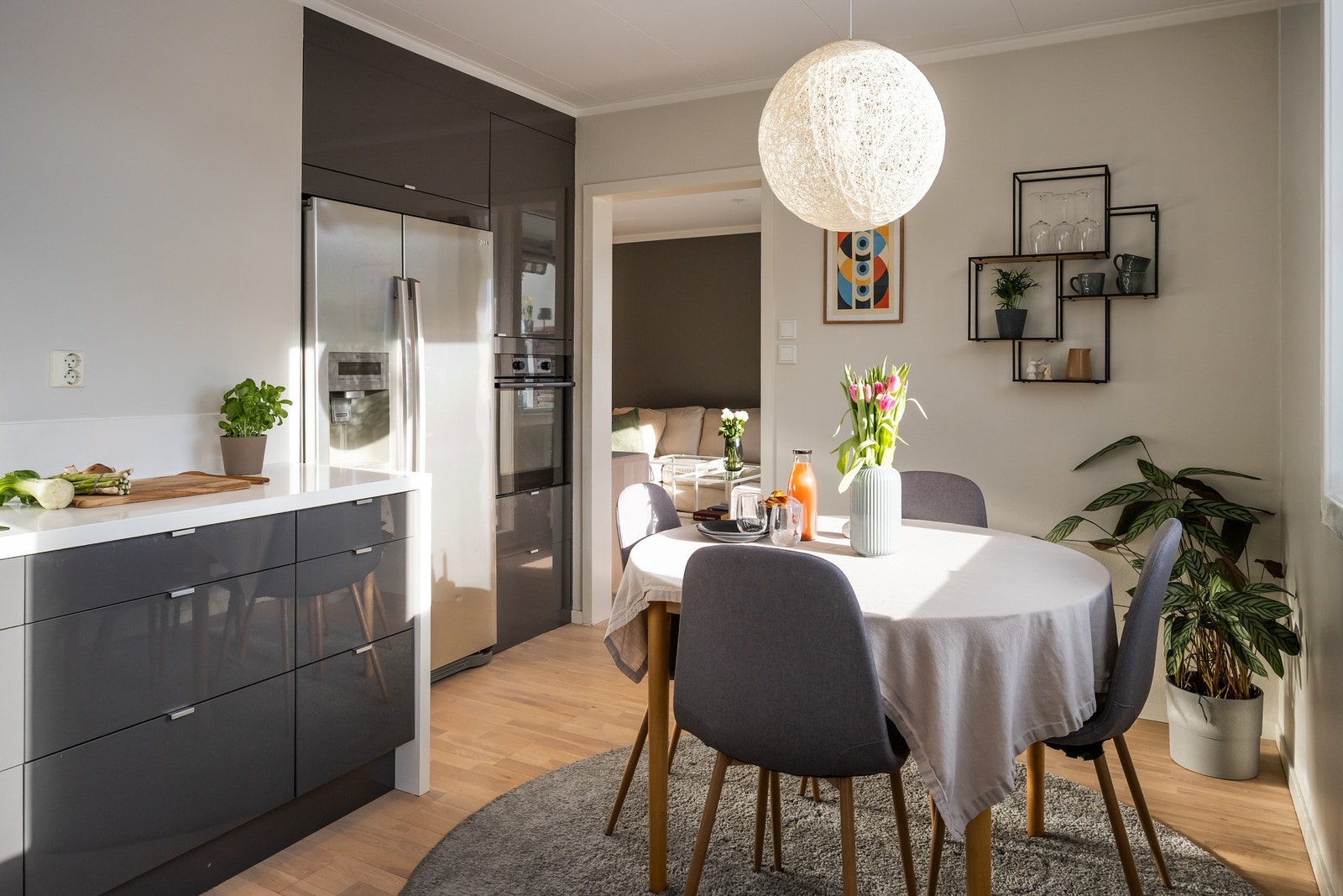 God arealutnyttelse med integrerte hvitevarer. (Oppvaksmaskin, stekeovn og koketopp) Galleribilde