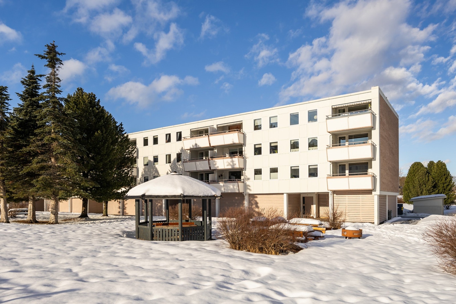 I tillegg til umiddelbar nærhet til dagligvare, kollektiv- og servicetilbud har man god forbindelse til Bymarka. Galleribilde