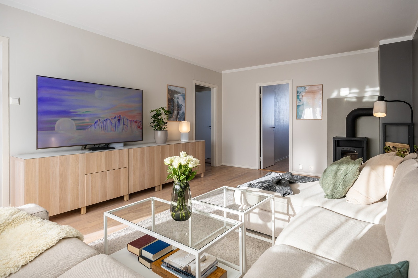 Effektiv elektrisk oppvarming i tillegg til vedovn, gir en lun og behagelig atmosfære. Galleribilde