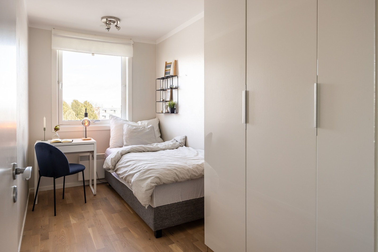 Soverom 3 utgjør ca. 8 kvm. Alle rom nyter godt av rolige omgivelser. Galleribilde