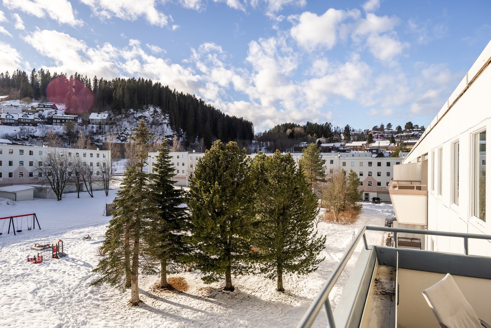 Flott utsyn over det åpne og romslige fellesarealet mellom bebyggelsen i borettslaget. Galleribilde