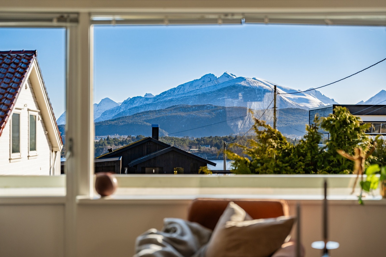 Her har du god oversikt over sunnmørsalpene og har gode forutsetninger for å planlegge din neste fjelltur Galleribilde