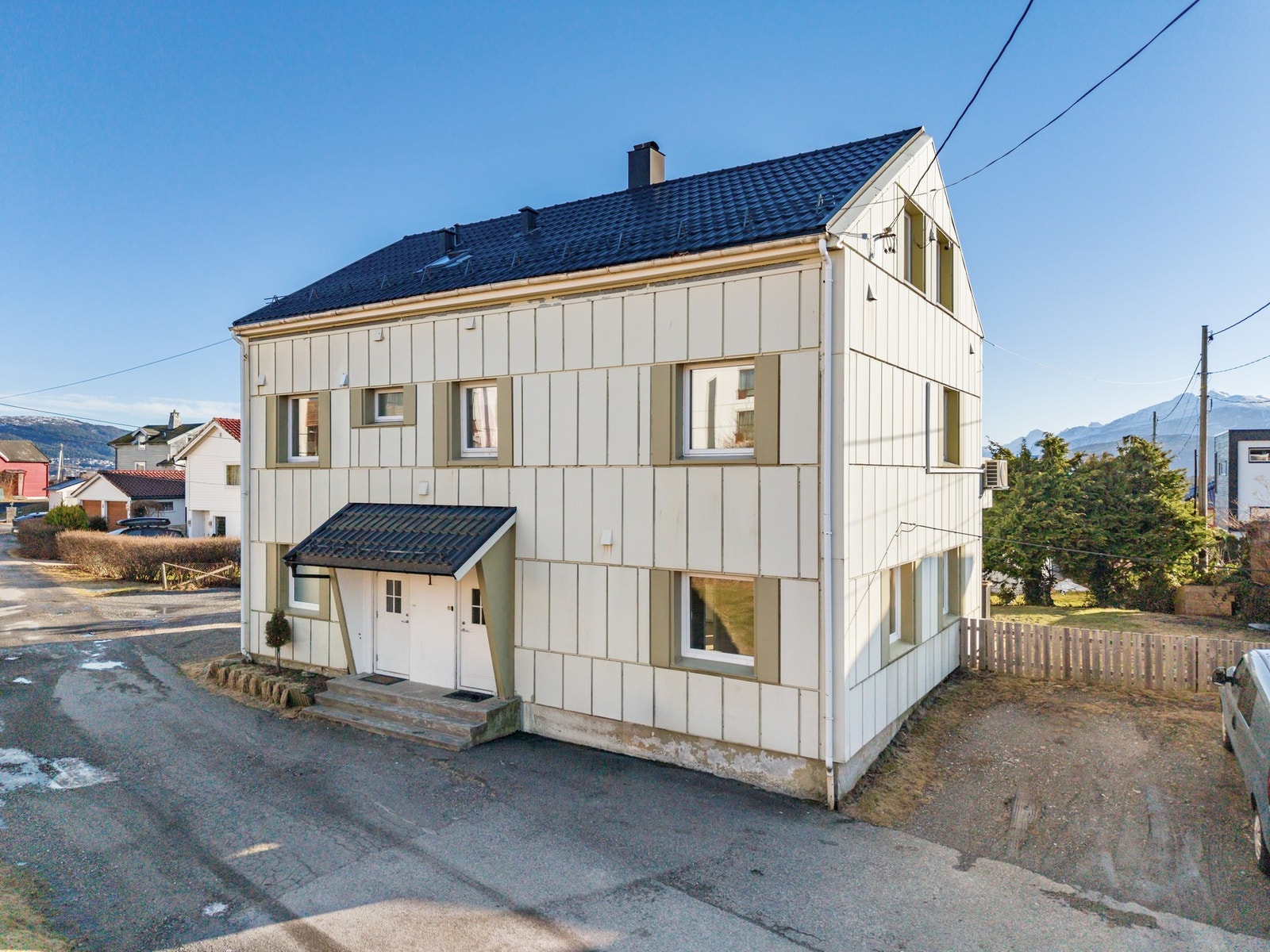 Fasade. Det er opparbeidet felles parkeringsplass på hver side av bygget Galleribilde