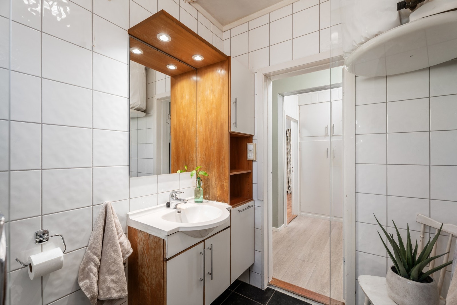 Vegghengt innredning med lys. Badet har også opplegg for vaskemaskin Galleribilde