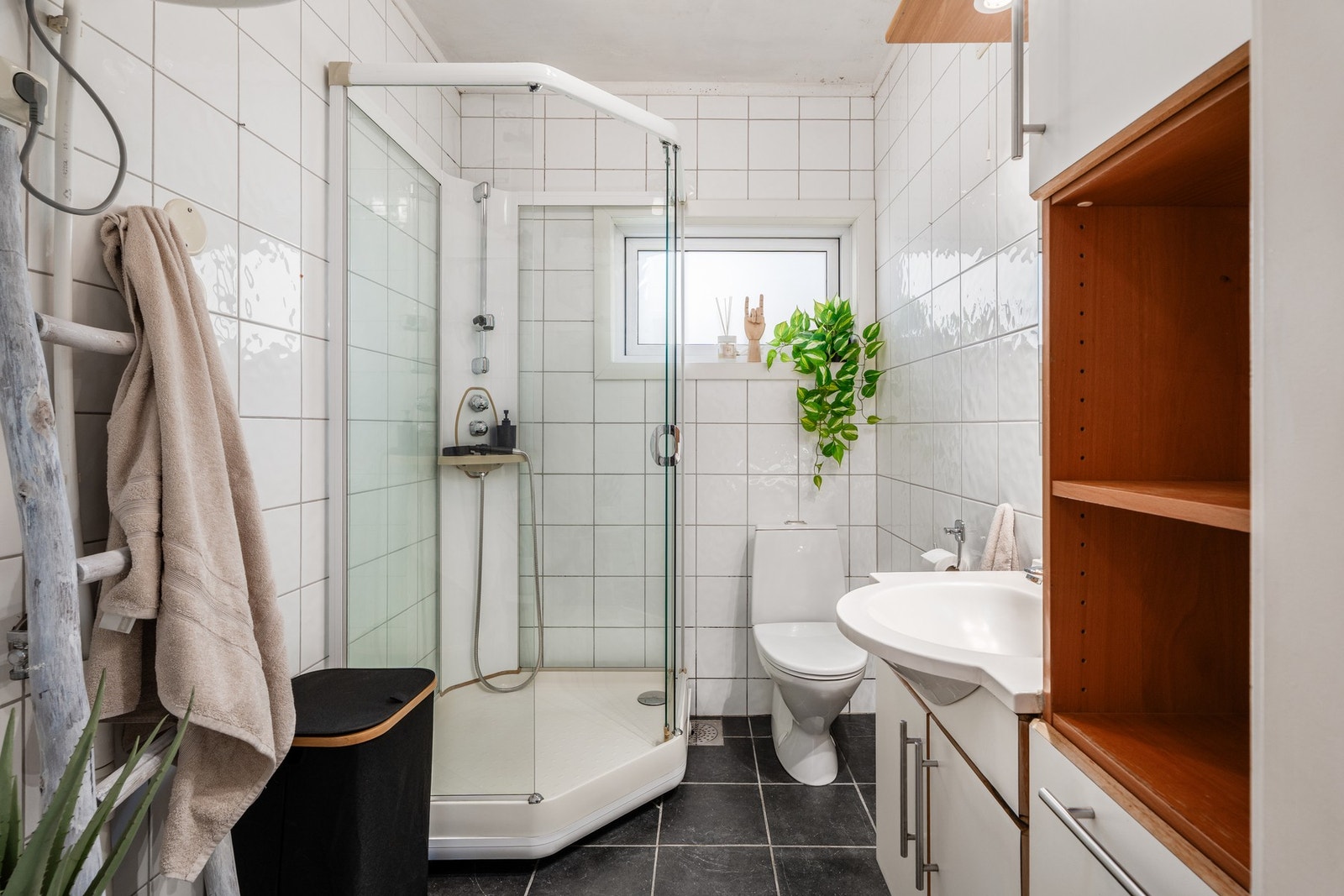 Lyst, flislagt bad med varmekabler i gulv. WC og dusjkabinett Galleribilde