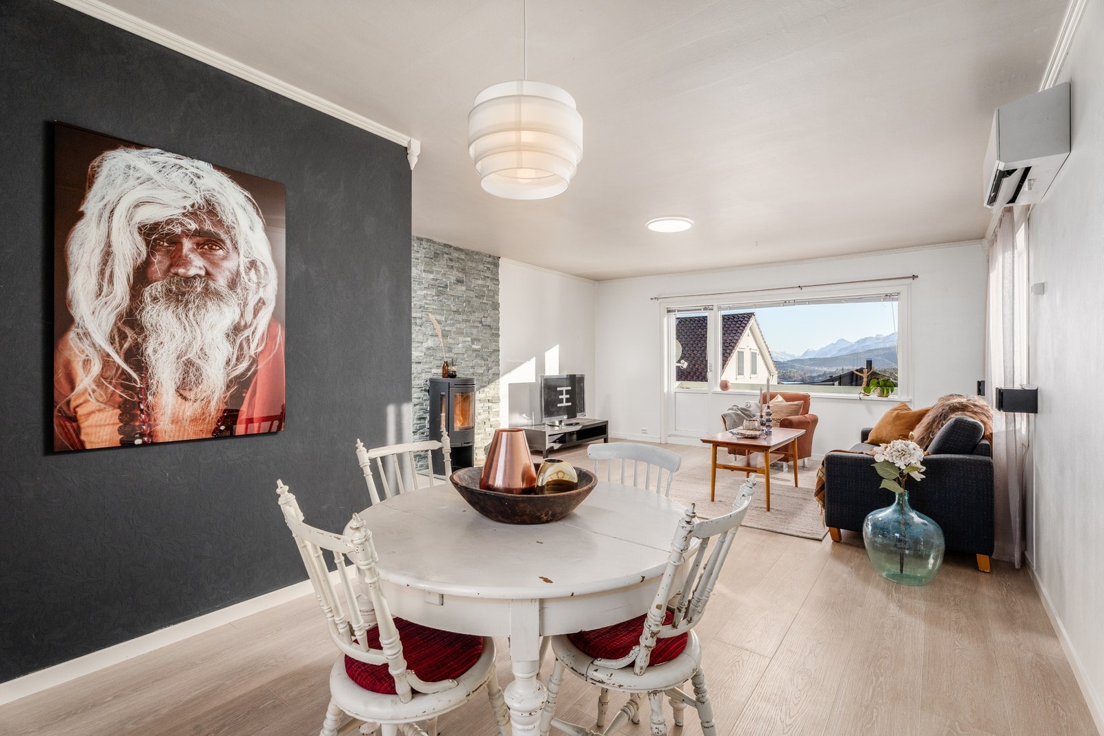 Her er god plass til stor spisegruppe. Alternativt kan det muligens etableres et eget rom om man setter opp en lettvegg Galleribilde