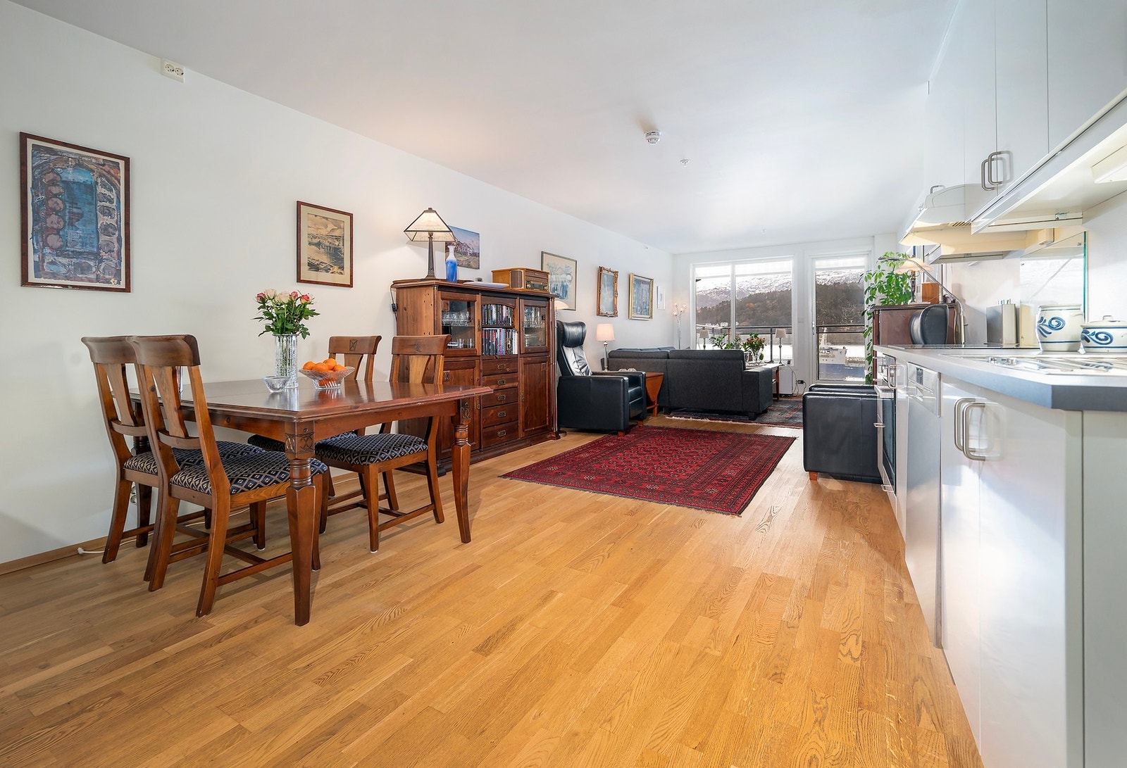 Plass til spisegruppe i tilknytning kjøkkenet. Galleribilde