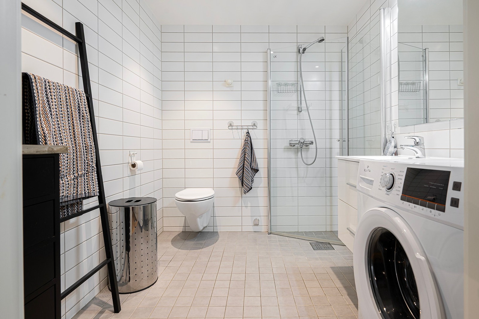 Stort, flislagt baderom med varme i gulv. Galleribilde