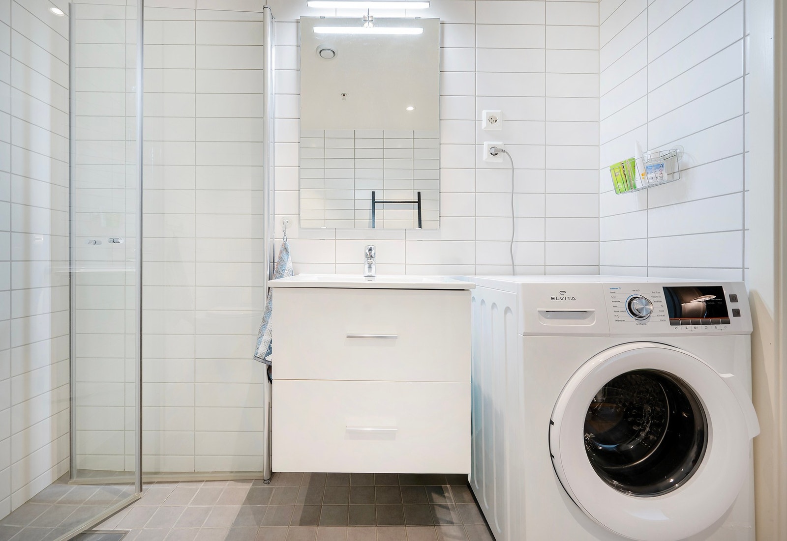 Oppbevaringsplass i baderomsinnredningen. Galleribilde