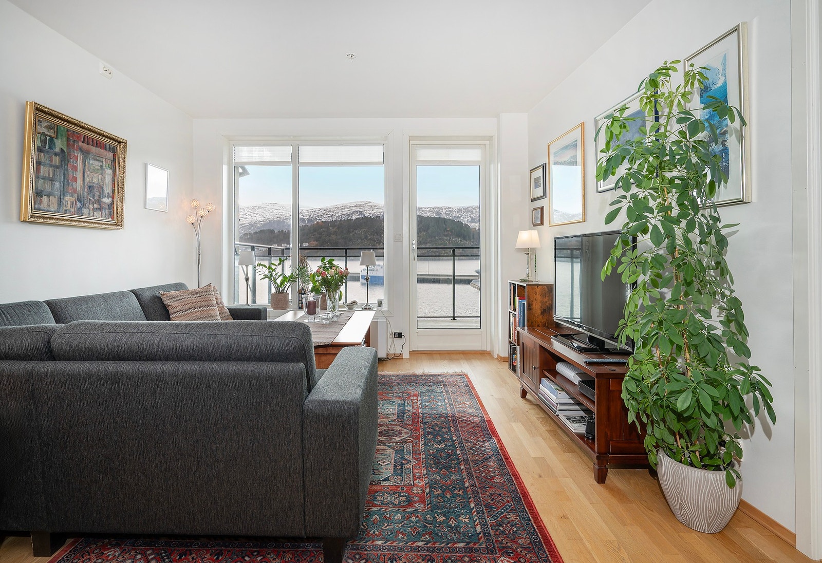 Store vindusflater slipper inn godt med lys. Galleribilde